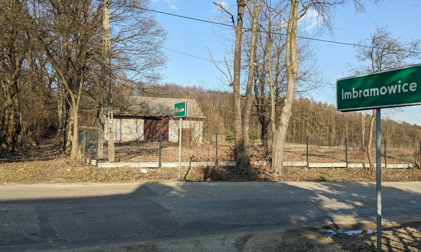 Wąwóz Ostryszni - wejście na czarny szlak w Glanowie (na granicy z Imbramowicami). To ta wąska ścieżka po lewej stronie ogrodzenia.