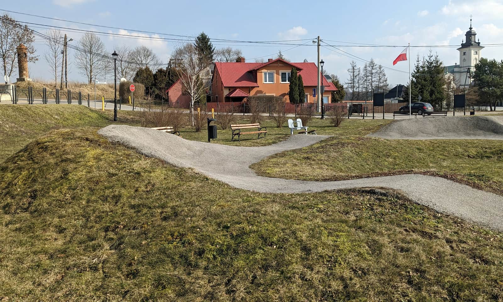 Imbramowice: teren rekreacyjny. Z lewej zabytkowa ceglana kapliczka, z prawej - klasztor sióstr norbertanek.