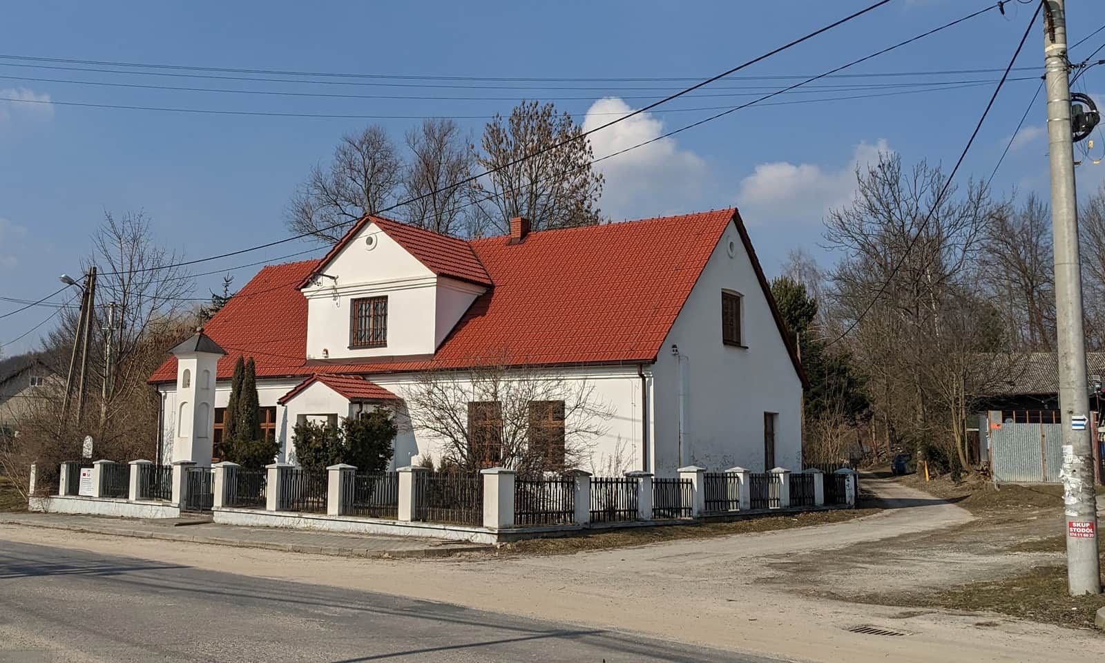 Biały Domek w Imbramowicach - tu po prawej odchodzi czarny szlak do Wąwozu Ostryszni