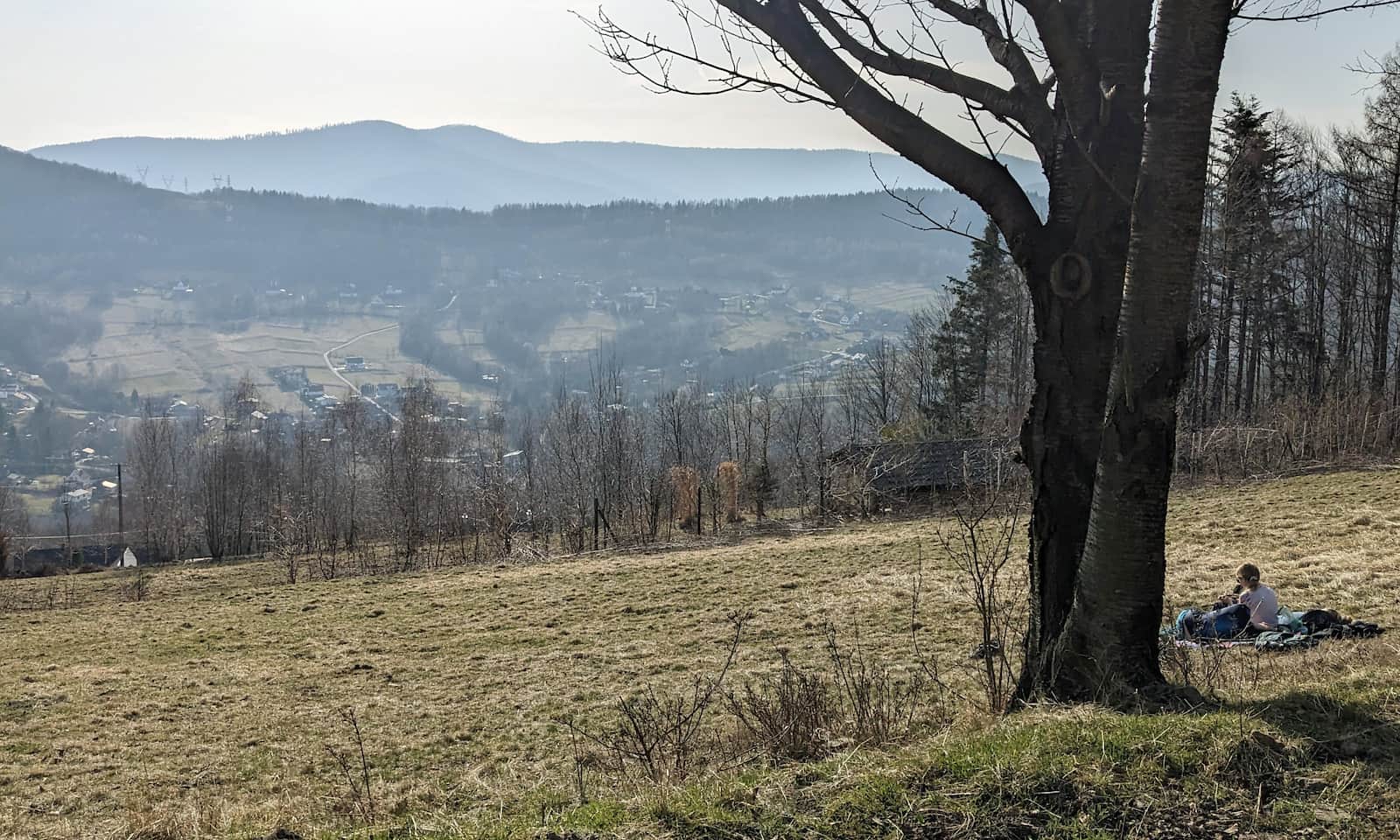 Żółty szlak z Porąbki na Kiczerę - widok z grzbietu Snozy na Rogacz i Czupel