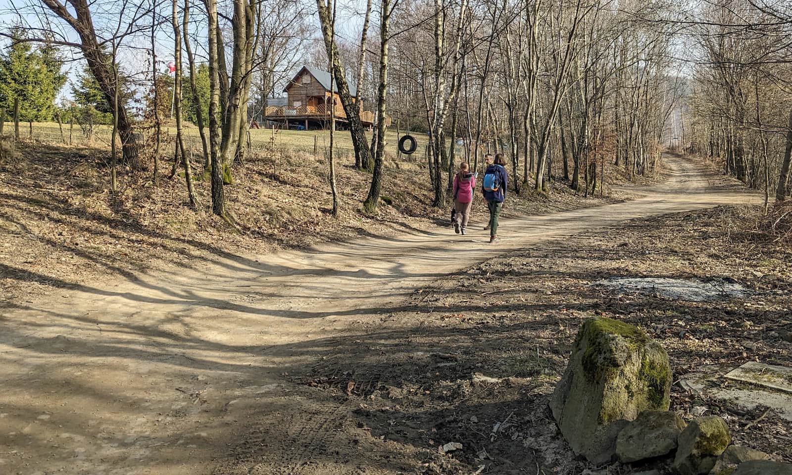 Żółty szlak z Porąbki na Kiczerę - wygodna droga grzbietem Snozy przez osiedla Iwanowo