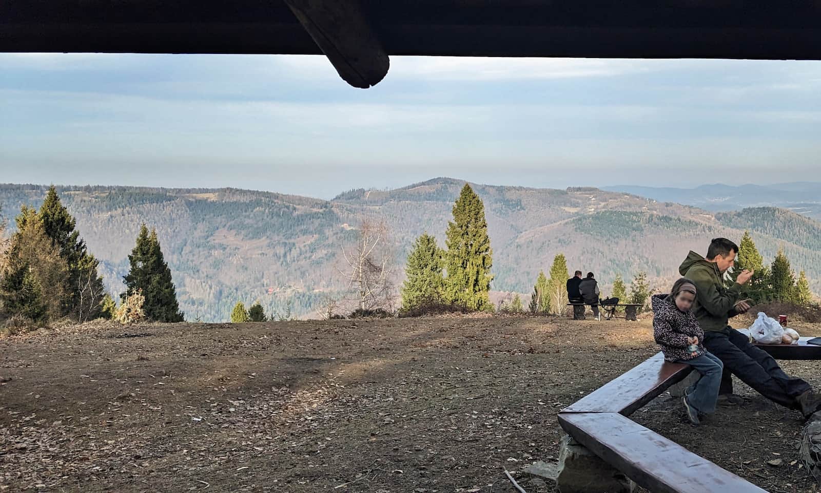 Żółty szlak z Porąbki na Kiczerę - widok spod wiaty na północny wschód