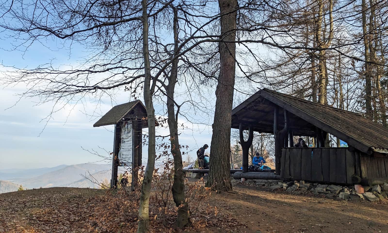 Żółty szlak z Porąbki na Kiczerę - wiata i palenisko na szczycie