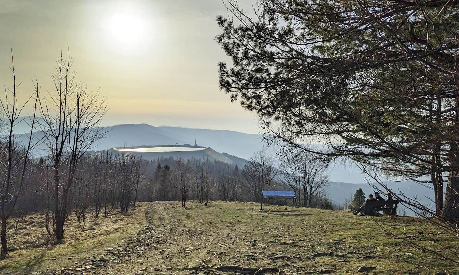 Kiczera, 827 m n.p.m. Zachodnia polana z widokiem na Żar, Czupel i Skrzyczne
