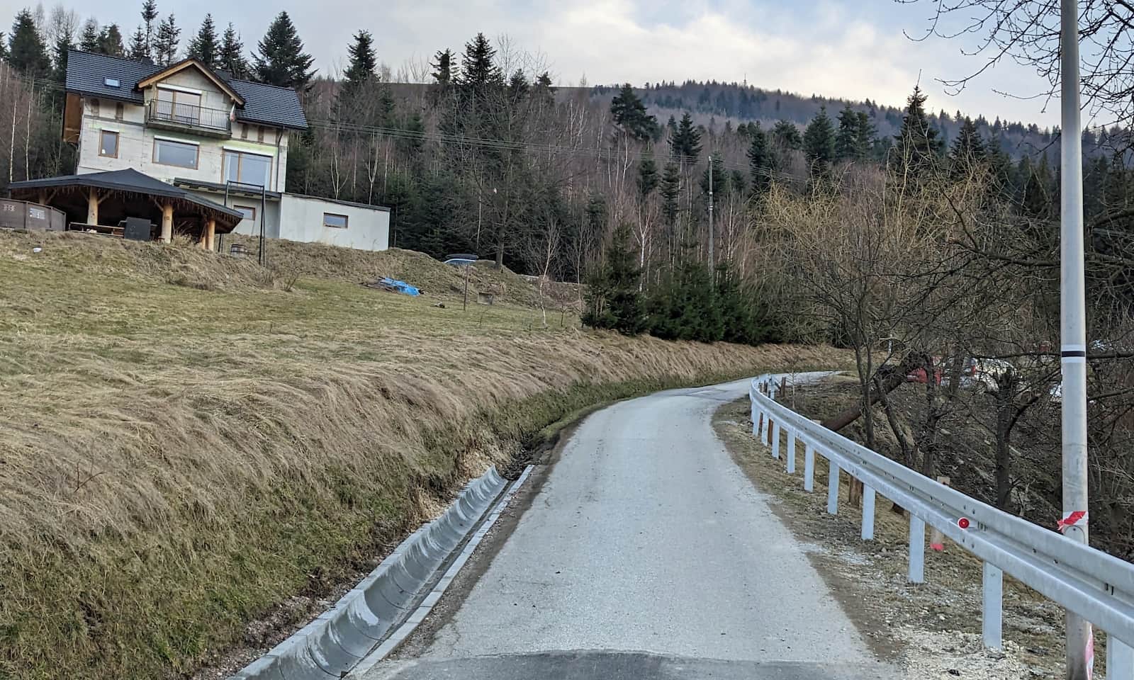 Z Kozubnika na Żar. Czarny szlak na ul. Kozubnickiej