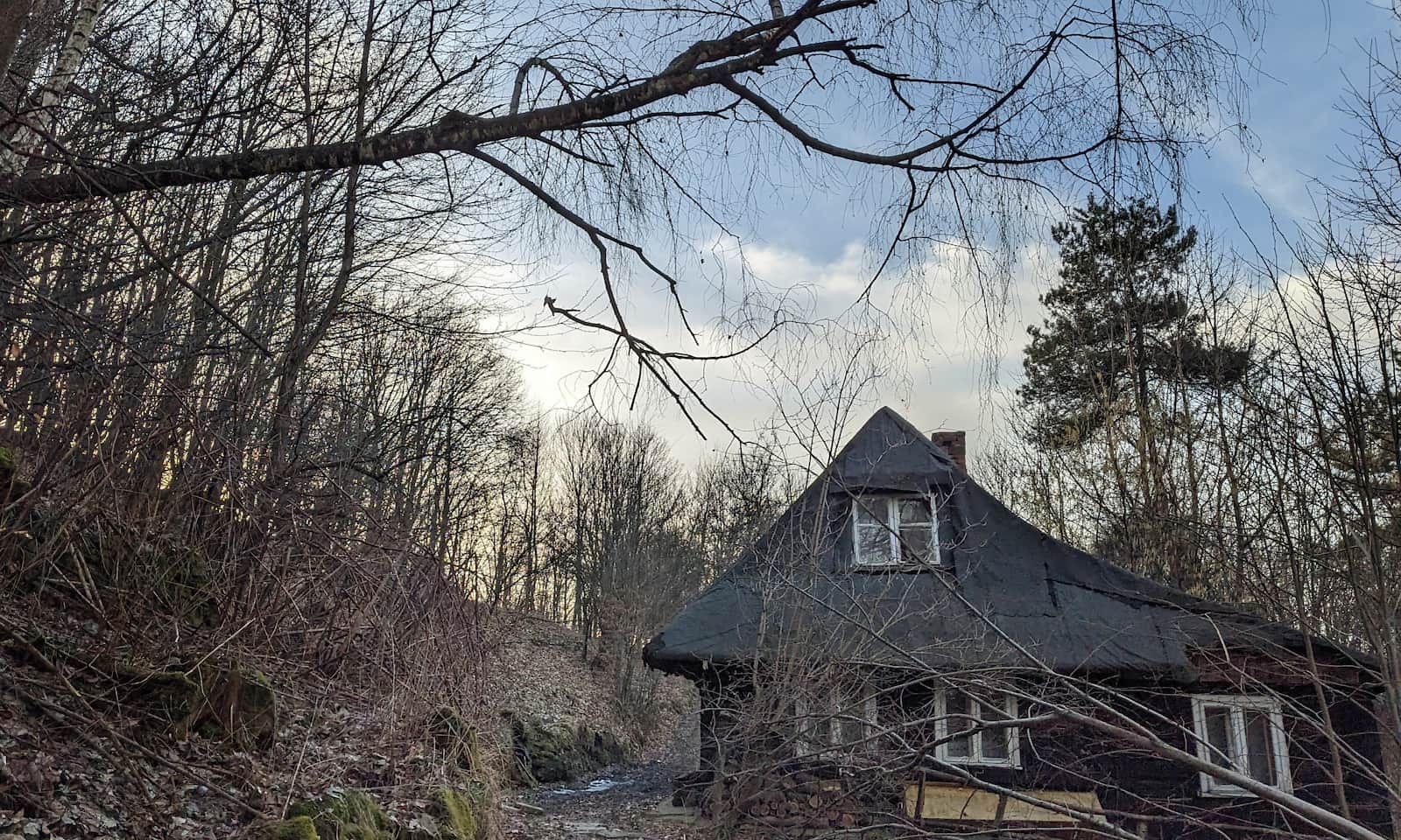 Z Kozubnika na Żar. Stara drewniana chata przy szlaku