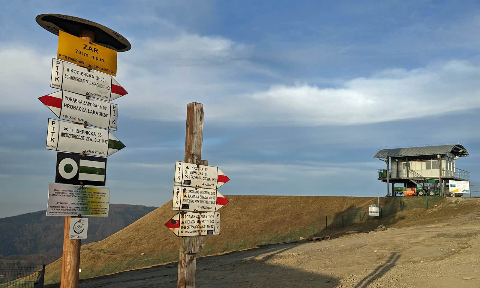 Góra Żar - węzeł szlaków na szczycie