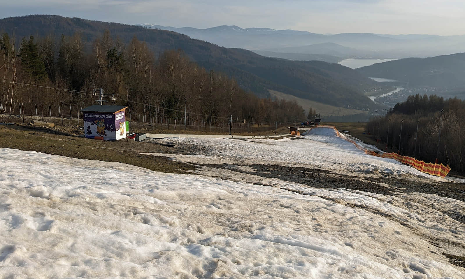 Stok narciarski na Górze Żar - tędy prowadzi czarny szlak pieszy z dolnej do górnej stacji kolejki