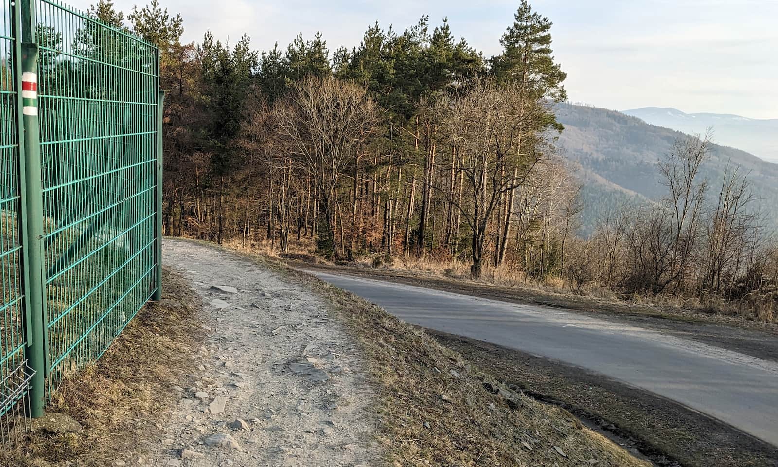 Szlak między Żarem a Kiczerą: ścieżka na górze i droga asfaltowa na dole