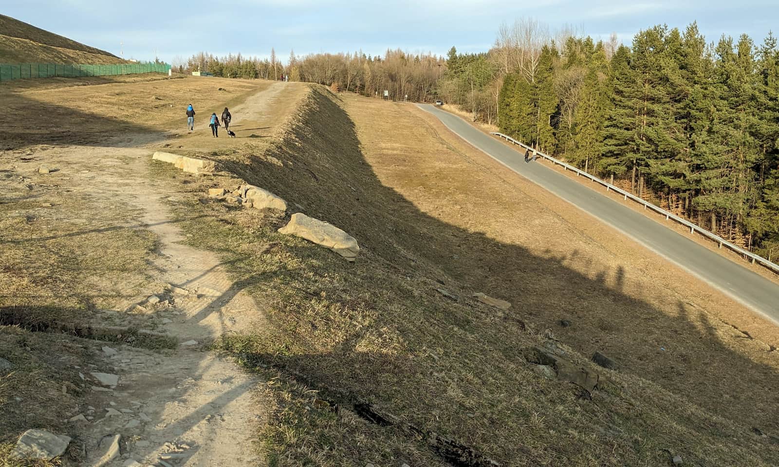 Szlak między Żarem a Kiczerą: ścieżka na górze i droga asfaltowa na dole