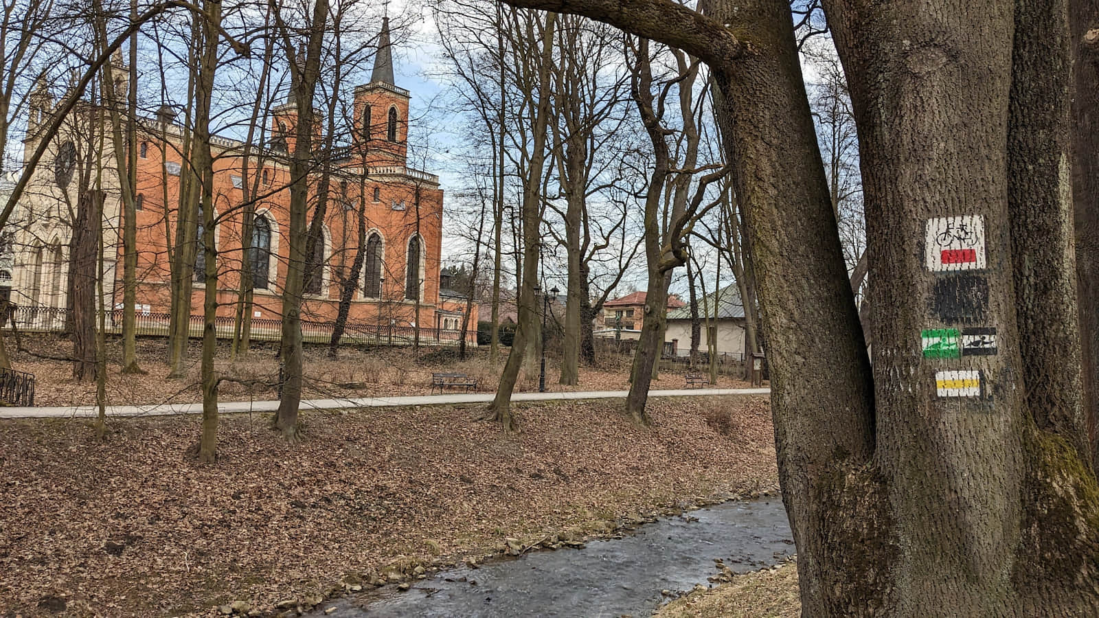 Spacer wzdłuż potoku Krzeszówka