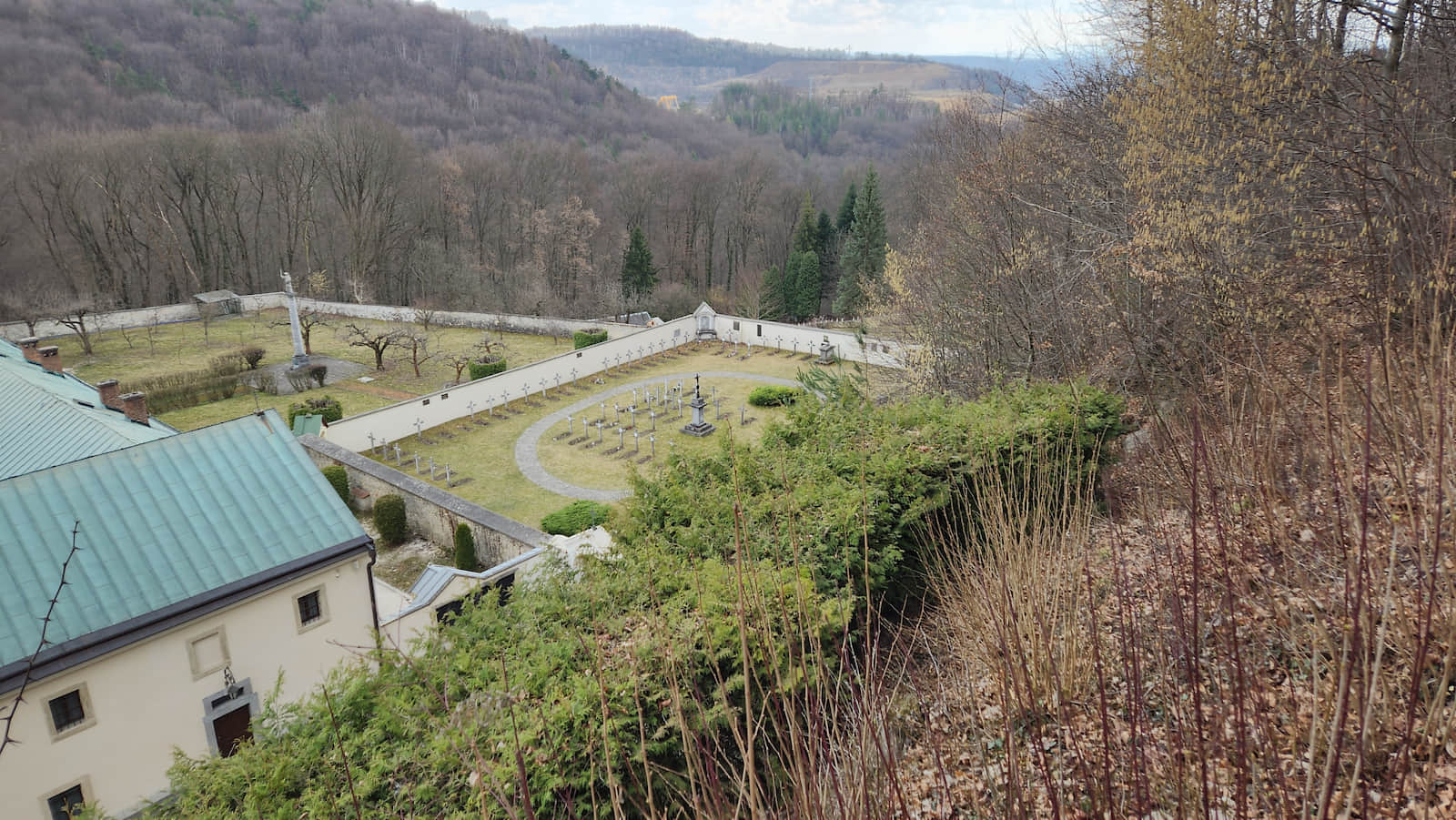 Cmentarz klasztorny, widok z drogi krzyżowej. Klasztor karmelitów bosych w Czernej