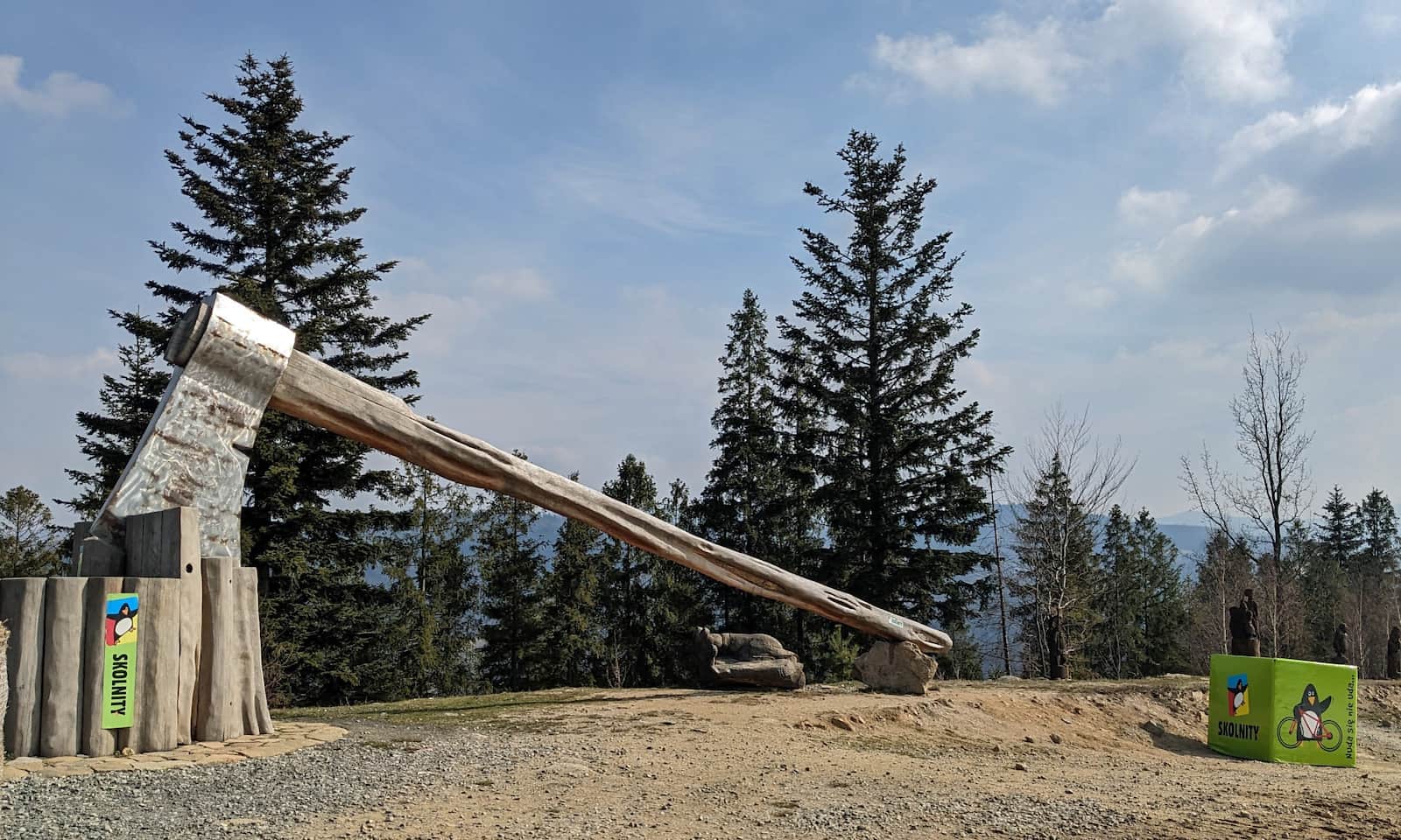 Skolnity - gigantyczna siekiera przy alei rzeźb drewnianych