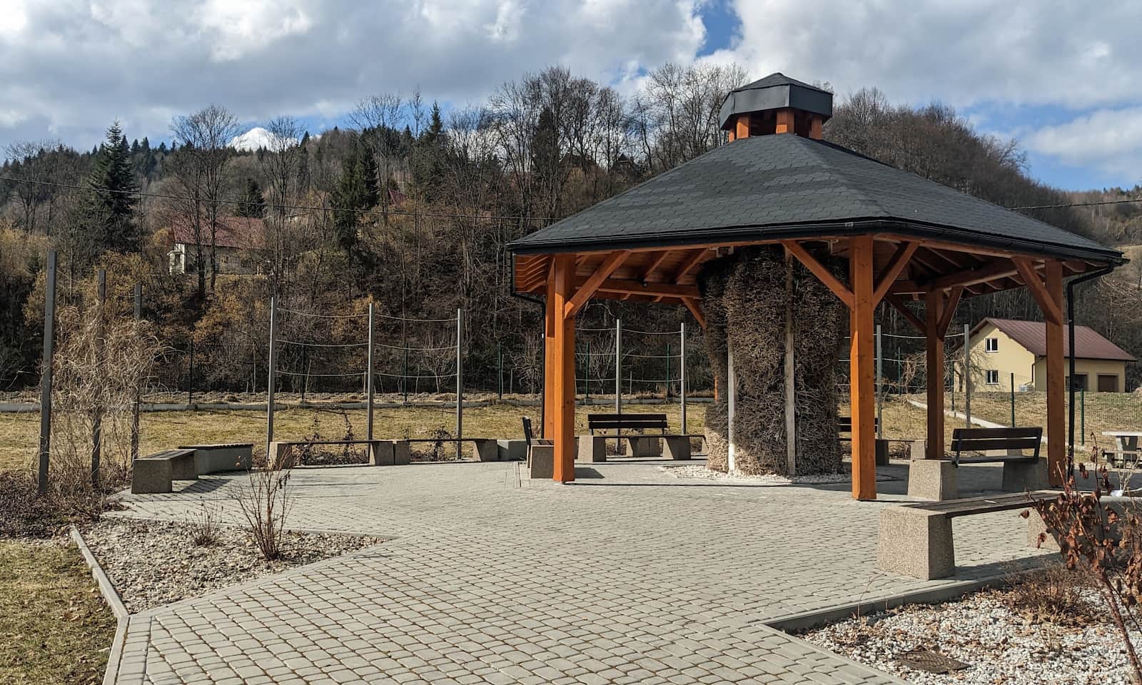 Szczawa. Tężnia solankowa koło pijalni wody mineralnej