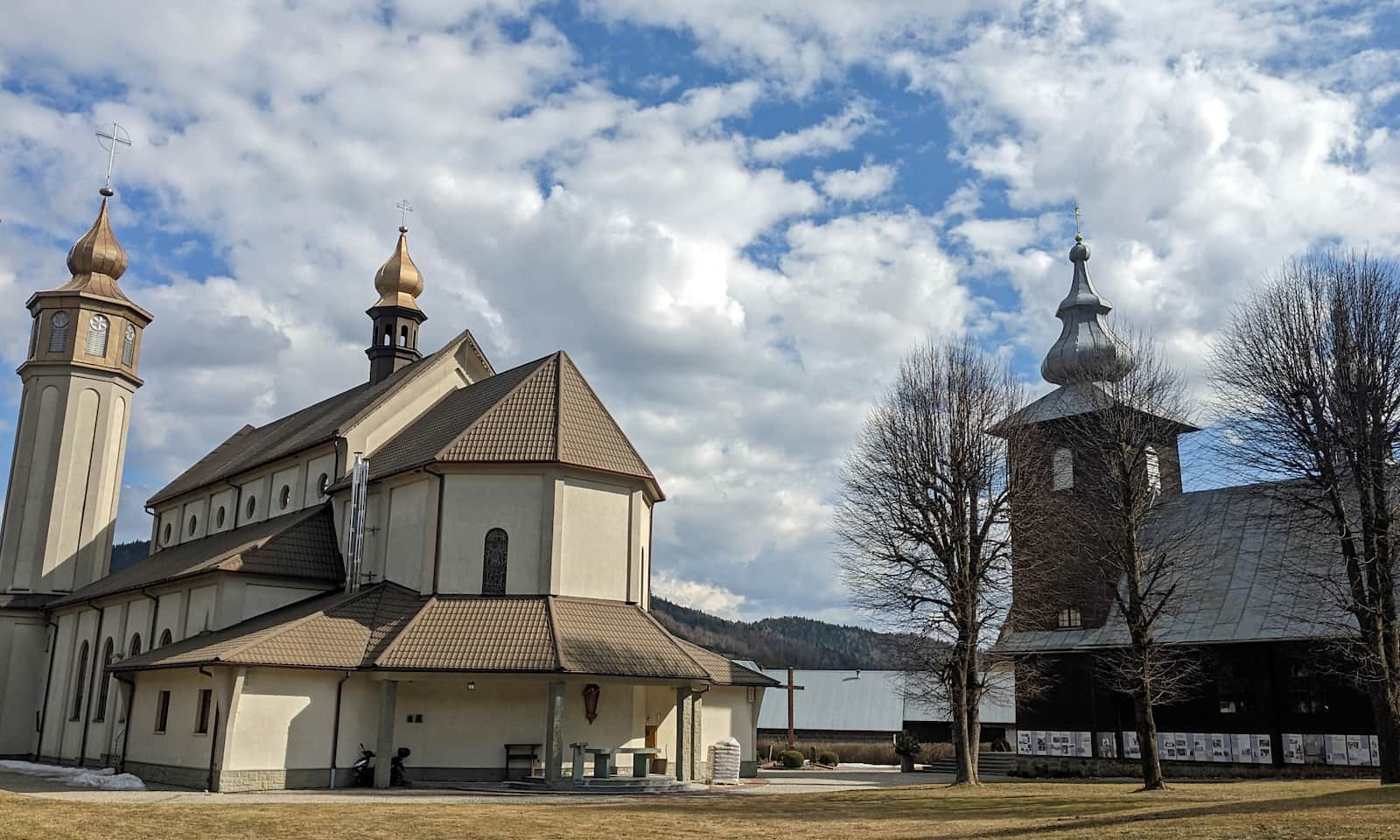Dwa kościoły w Szczawie (parafia Najświętszego Serca Pana Jezusa)