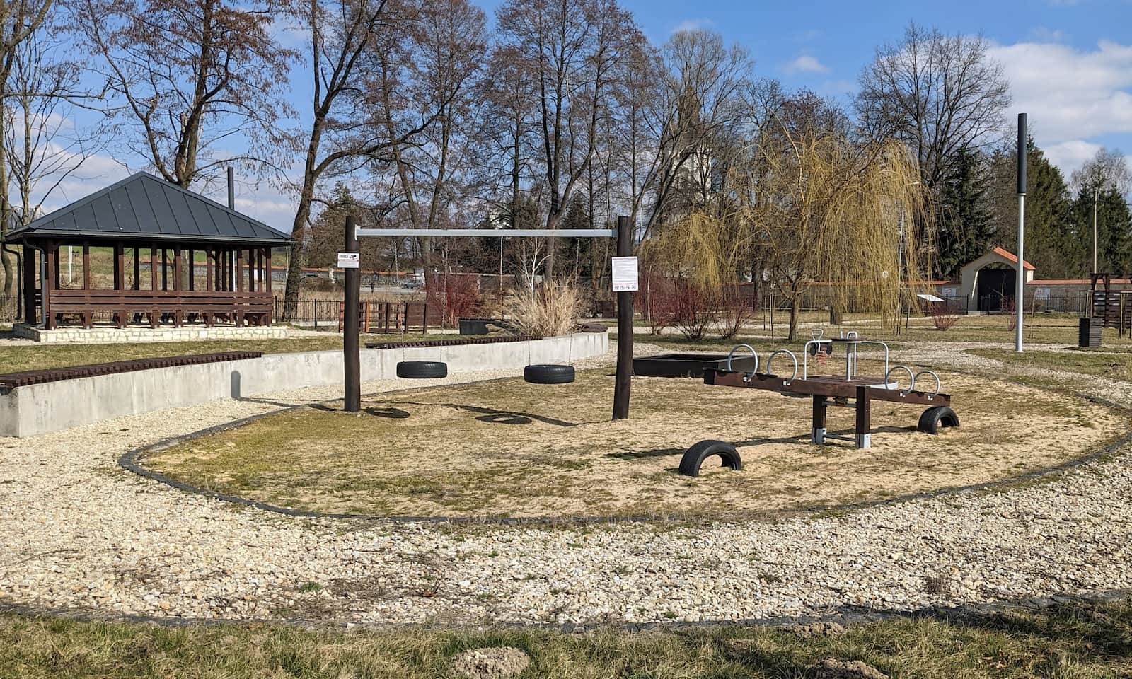 Dolina Dłubni, park i plac zabaw w Imbramowicach