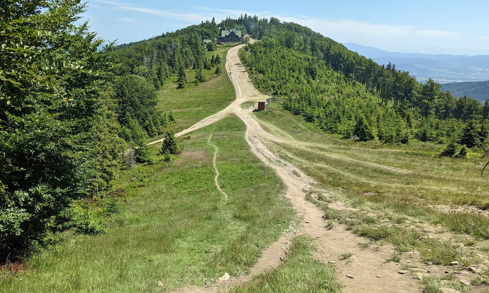 Klimczok - widok ze szczytu na schronisko PTTK
