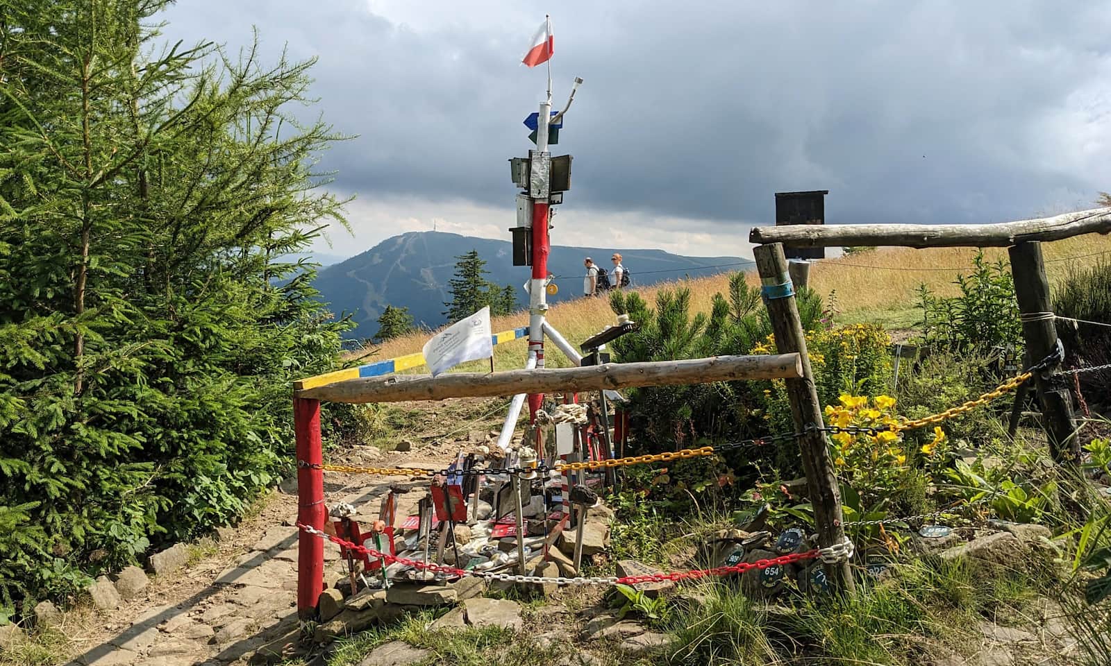 Ogród kamieni z całego świata na stokach Klimczoka (w tle Skrzyczne)