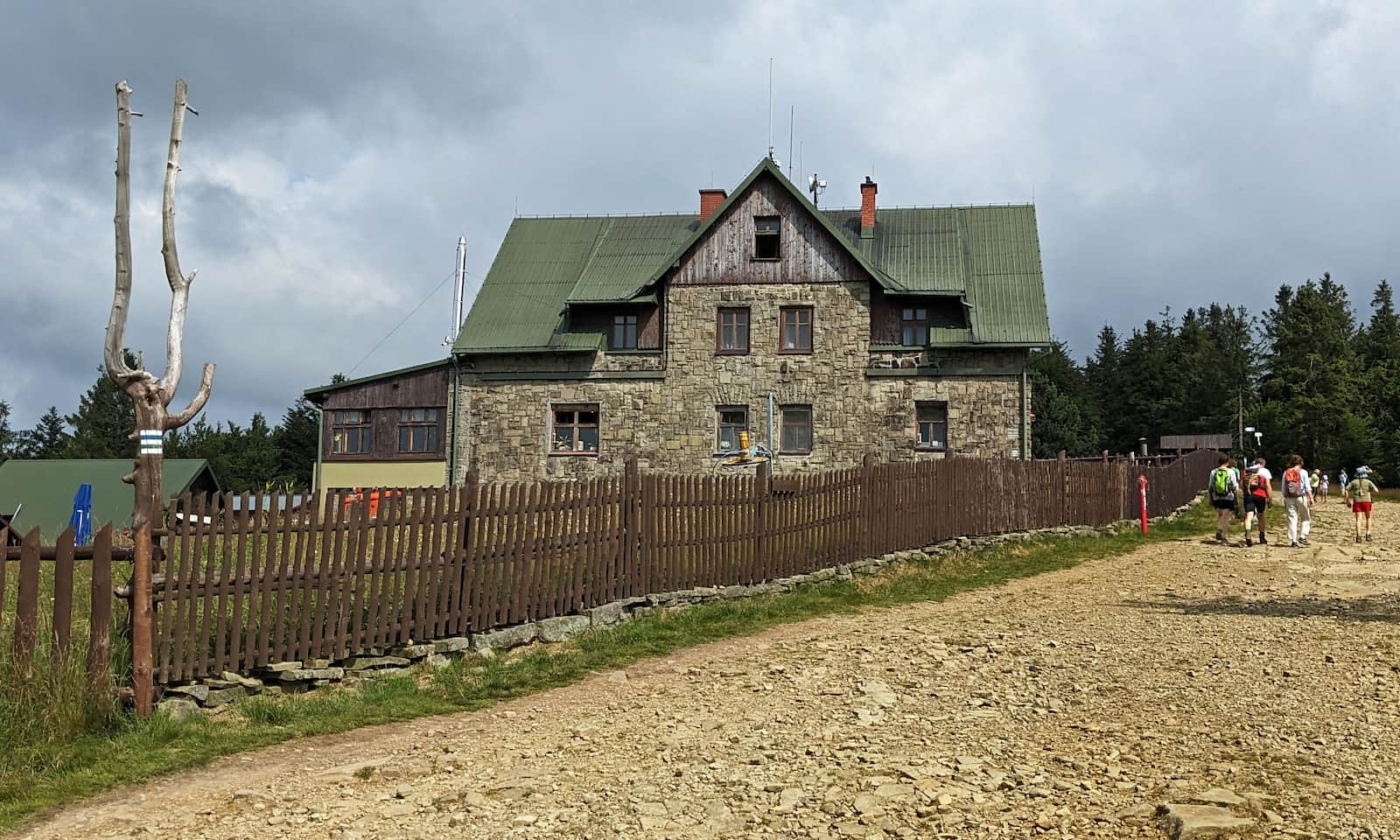 Schronisko PTTK Klimczok na stokach Magury Klimczokowej