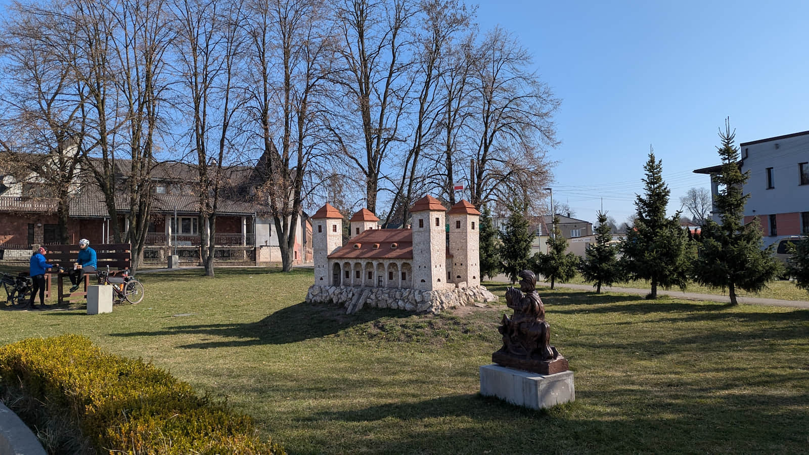 Tereny spacerowe przy źródłach Warty oraz miniatura Dworu Kromołowskiego