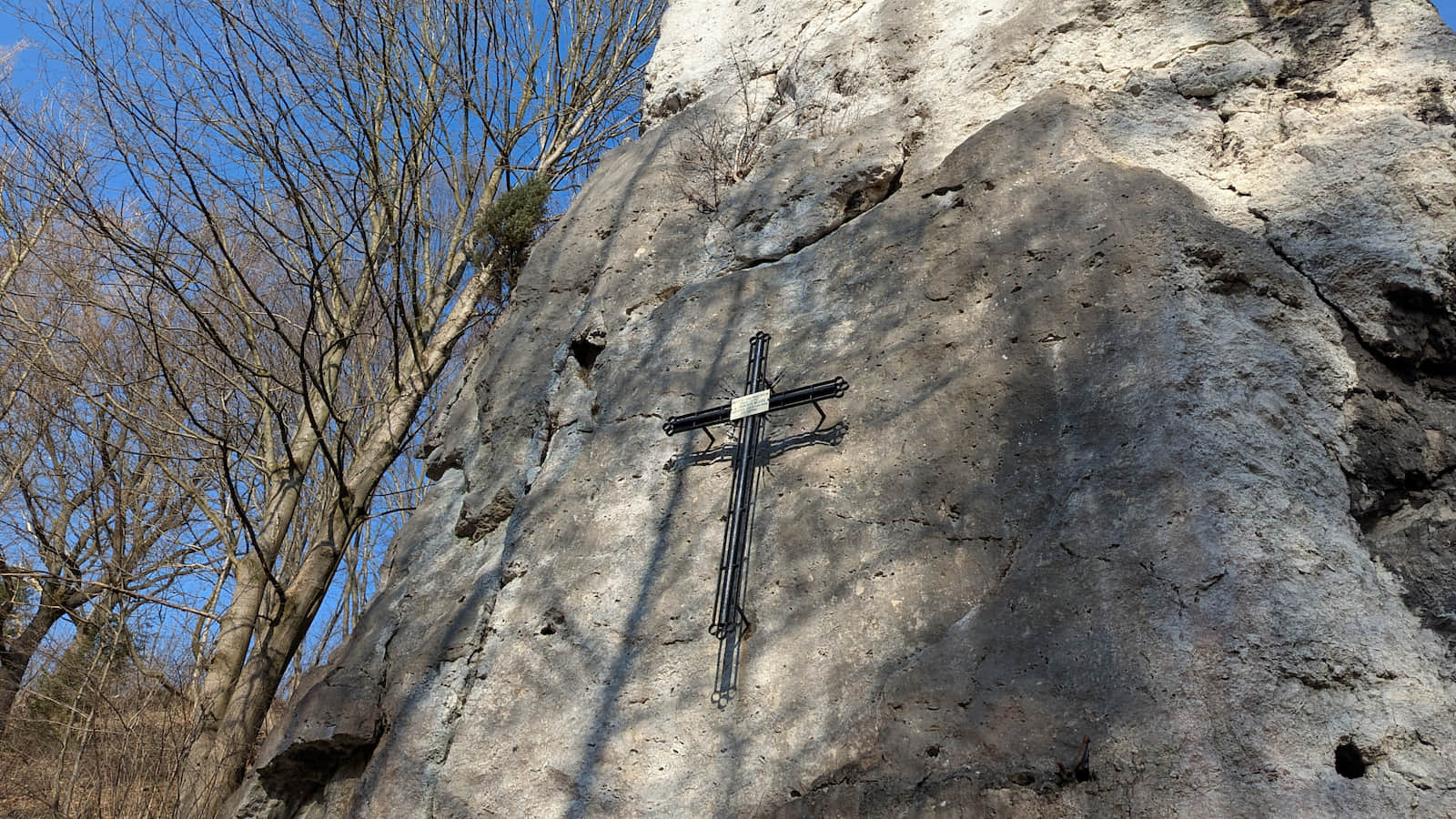 Skała z krzyżem w Dolinie Dłubni, fot. Marta Mleczko