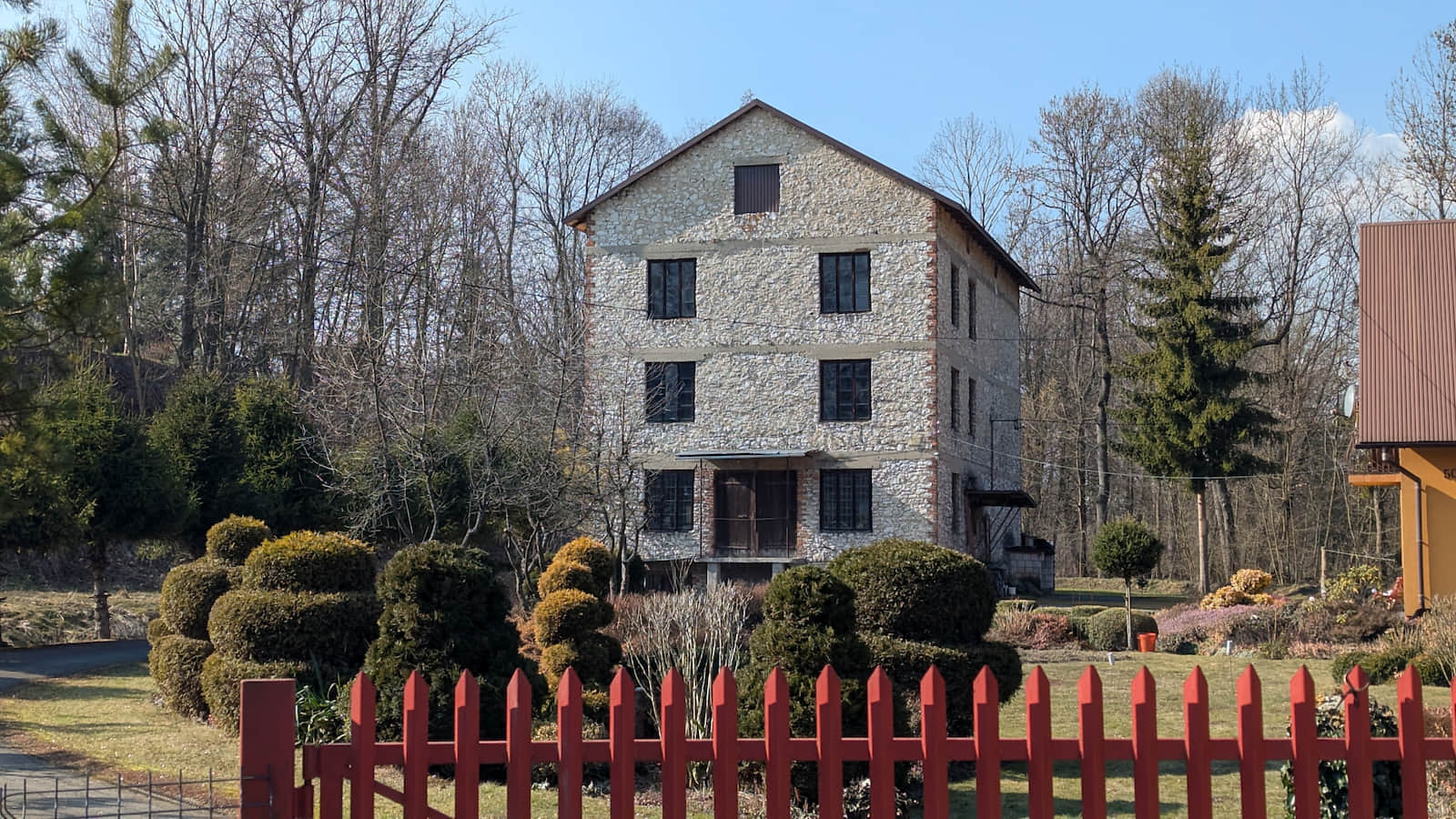 Dawny młyn nad Dłubnią w miejscowości Małyszyce, fot. Marta Mleczko