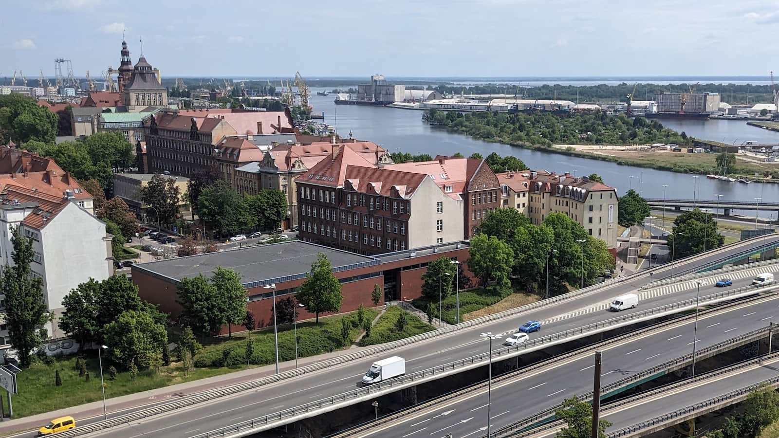 Widok z Wieży Dzwonów na Wały Chrobrego i Łasztownię