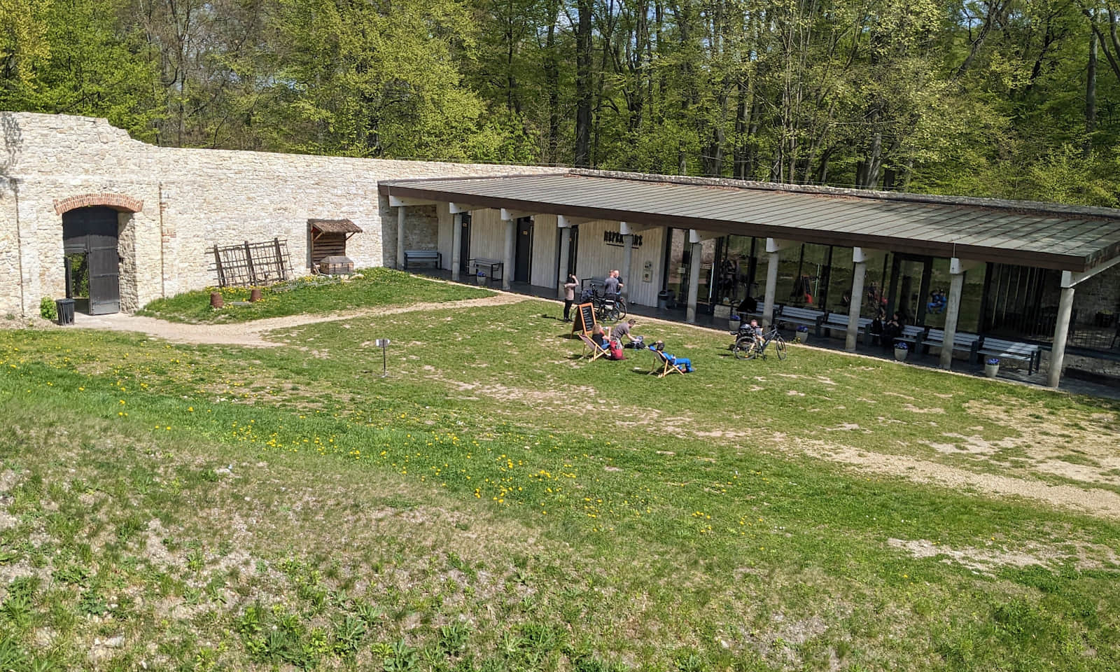 Dzedziniec Zamku Lipowiec i kawiarnia 