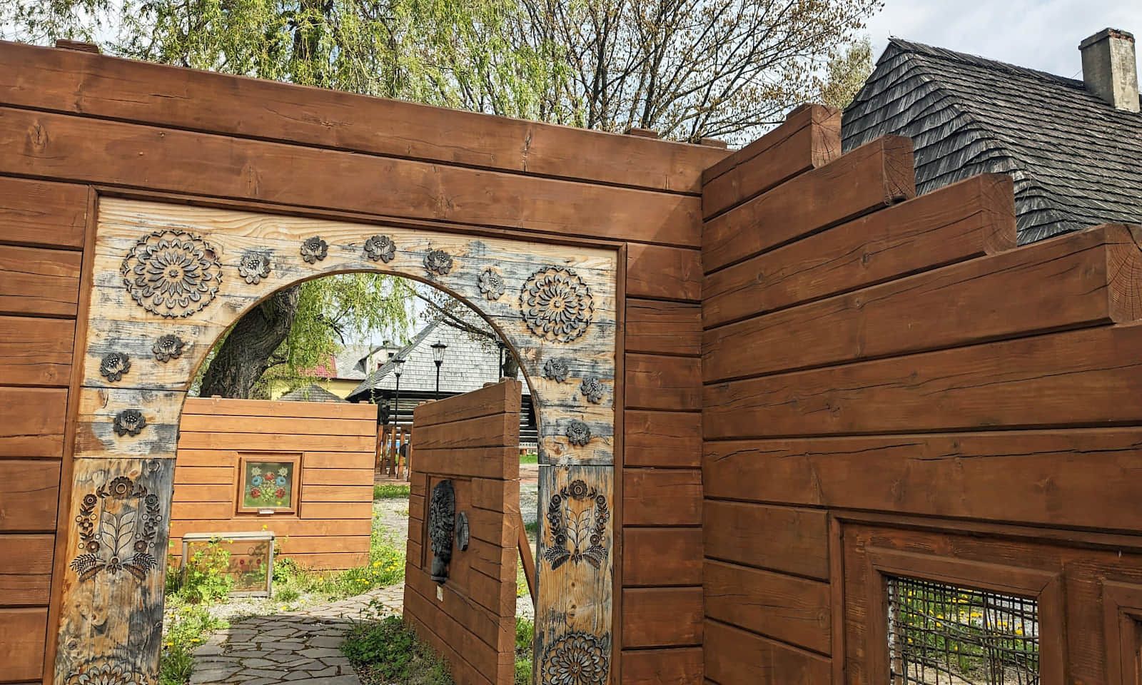 Skansen w Wygiełzowie - część sensorycznego placu zabaw dla dzieci        