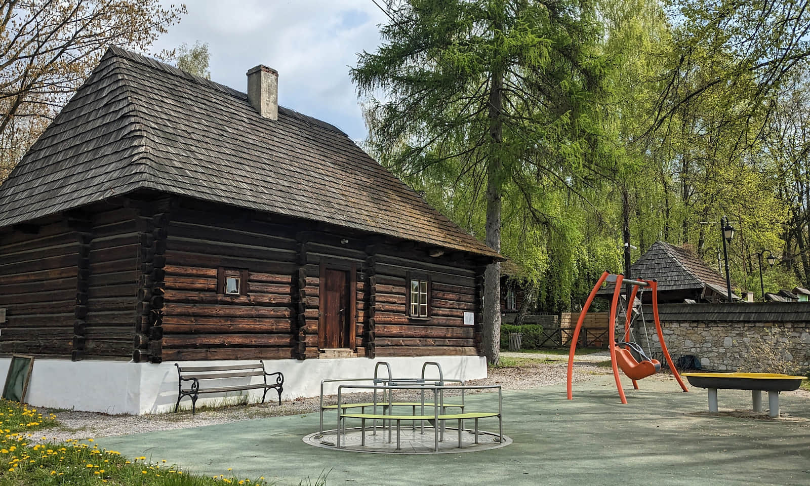 Skansen w Wygiełzowie - plac zabaw za chatą z Alwerni