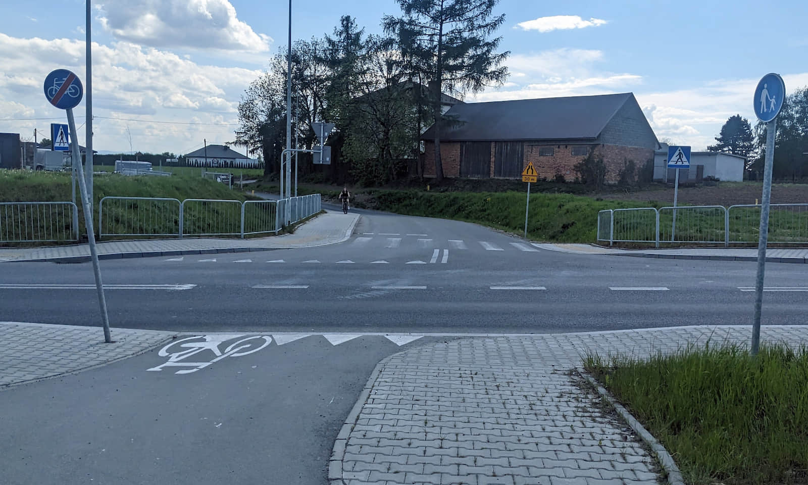 Wjazd od strony Zielonek na ścieżkę rowerową przy obwodnicy