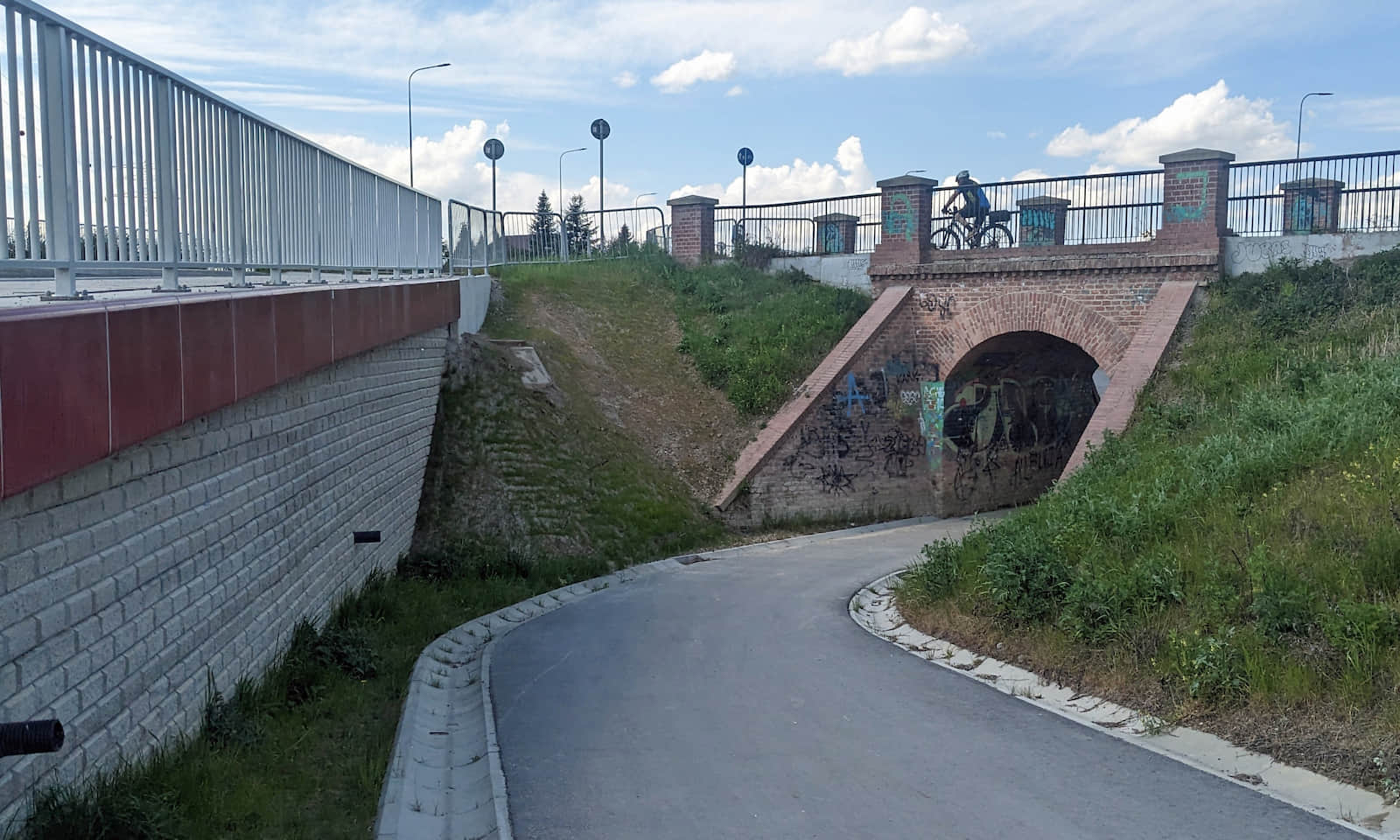 Czerwony Most, maj 2026 r. - dołem tylko dojazd do zabytkowych fortyfikacji, droga rowerowa prowadzi górą.
