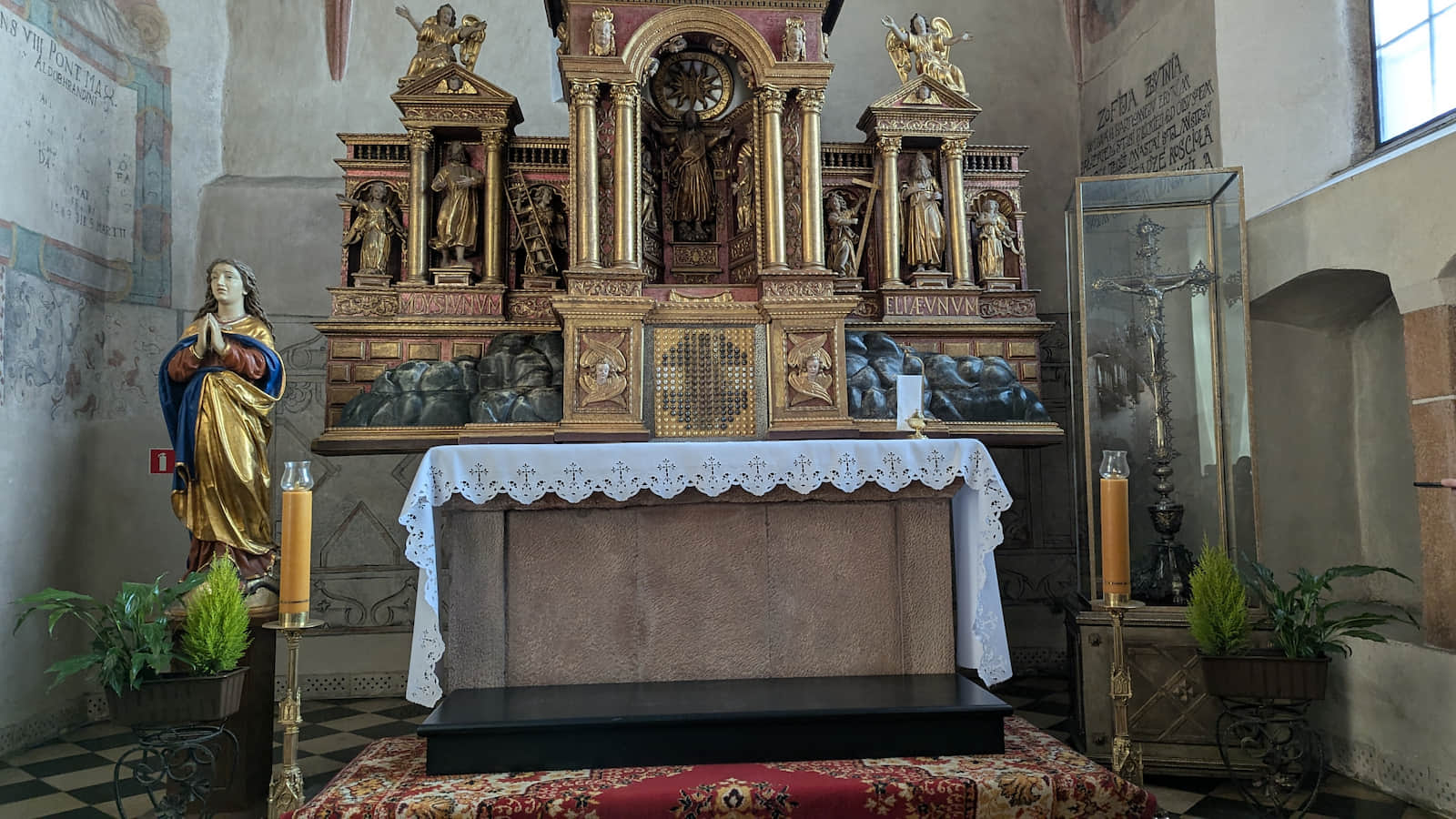W kaplicy św. Anny znajduje się też półtorametrowej wysokości srebrny Krzyż Gwarków, 
