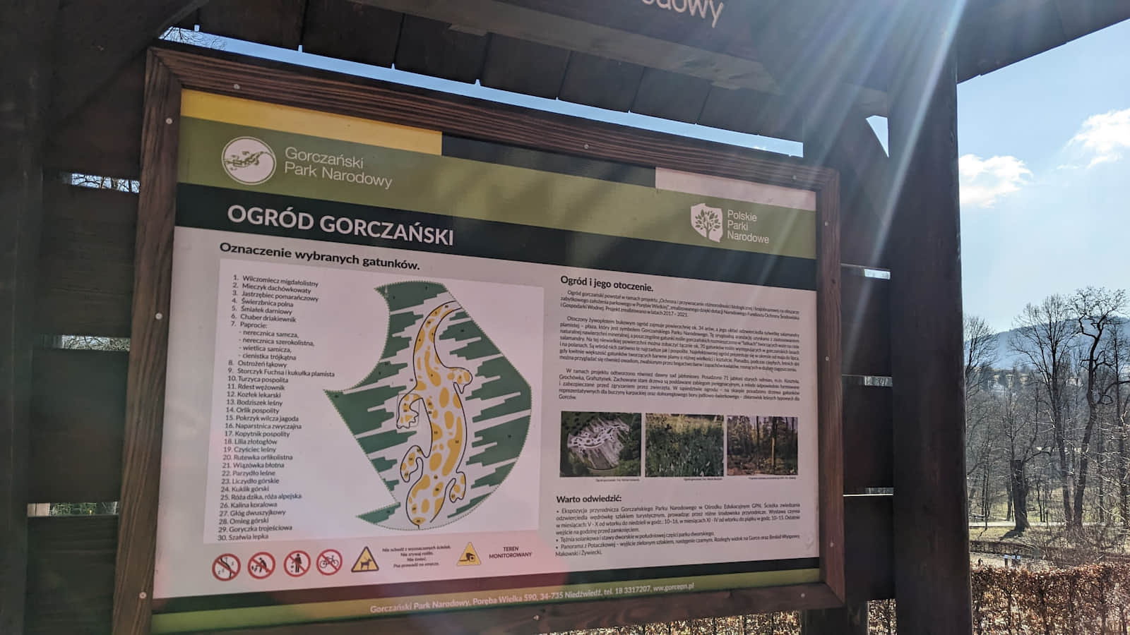 Ogród Gorczański - tablica z planem i opisem stanowisk poszczegónych roslin