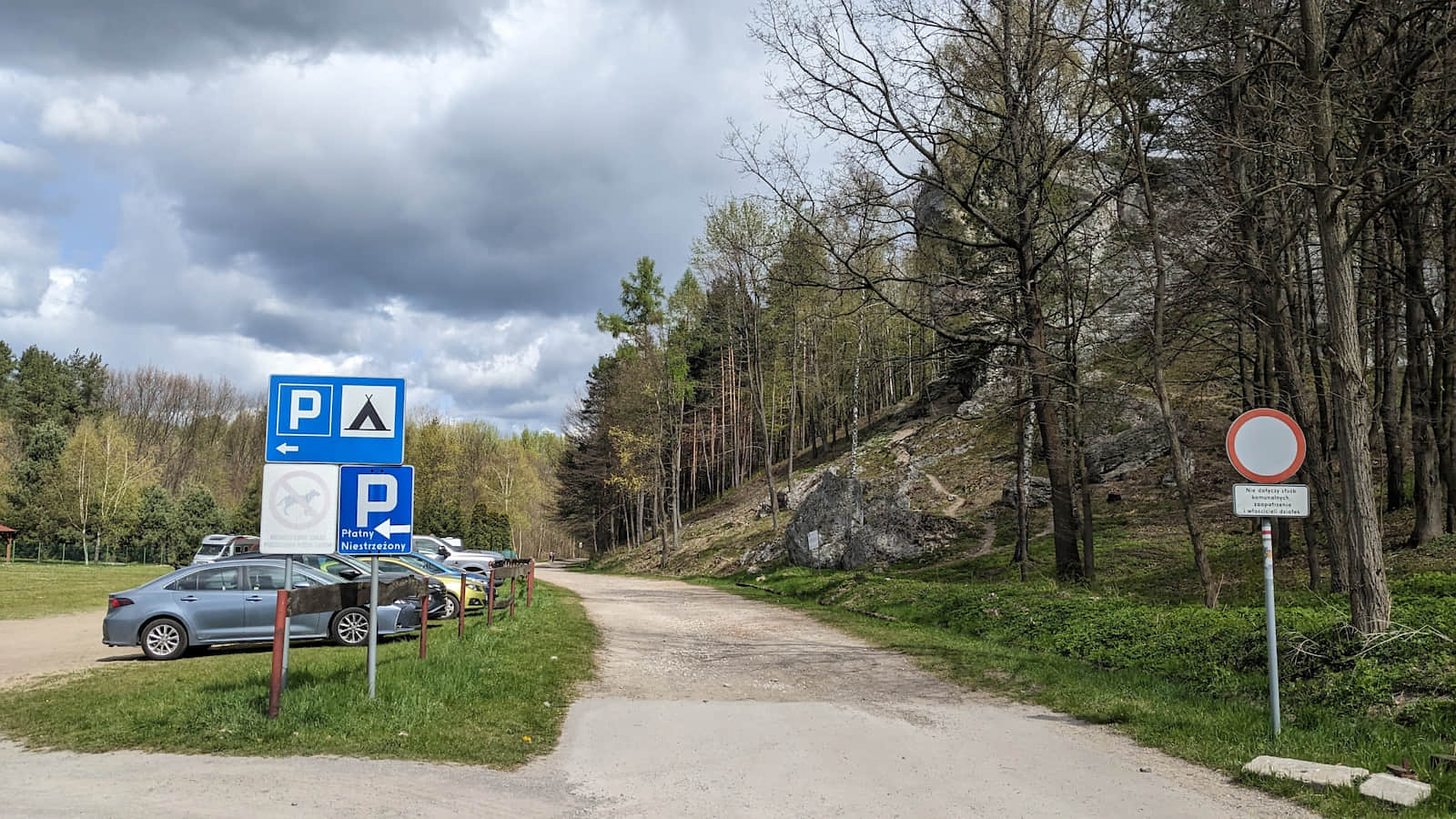 Płatny parking u podnóża Góry Birów