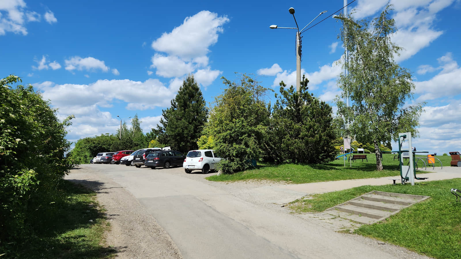Mały parking zaraz przy szczycie
