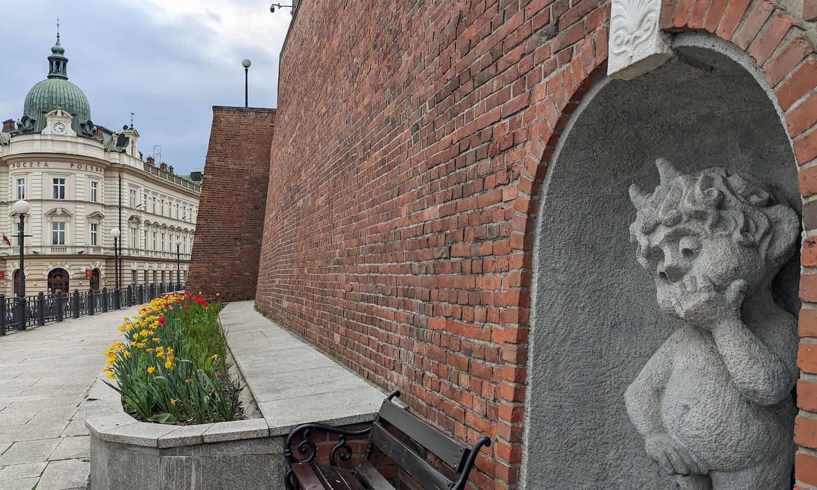 Zamek Książąt Sułkowskich: satyr w murze zamkowym