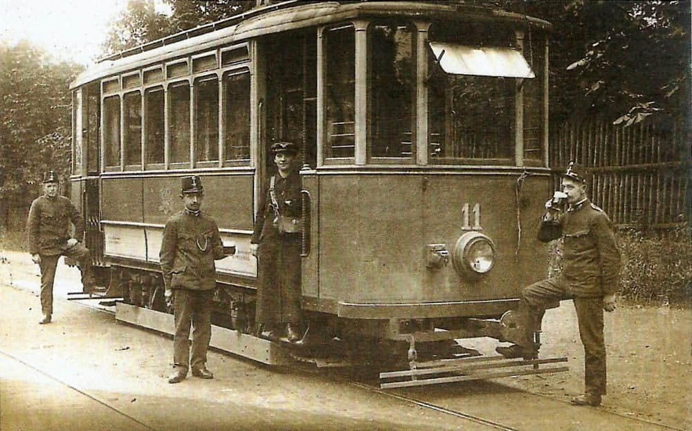 Wagon tramwajowy nr 11 podczas postoju w Cygańskim Lesie.