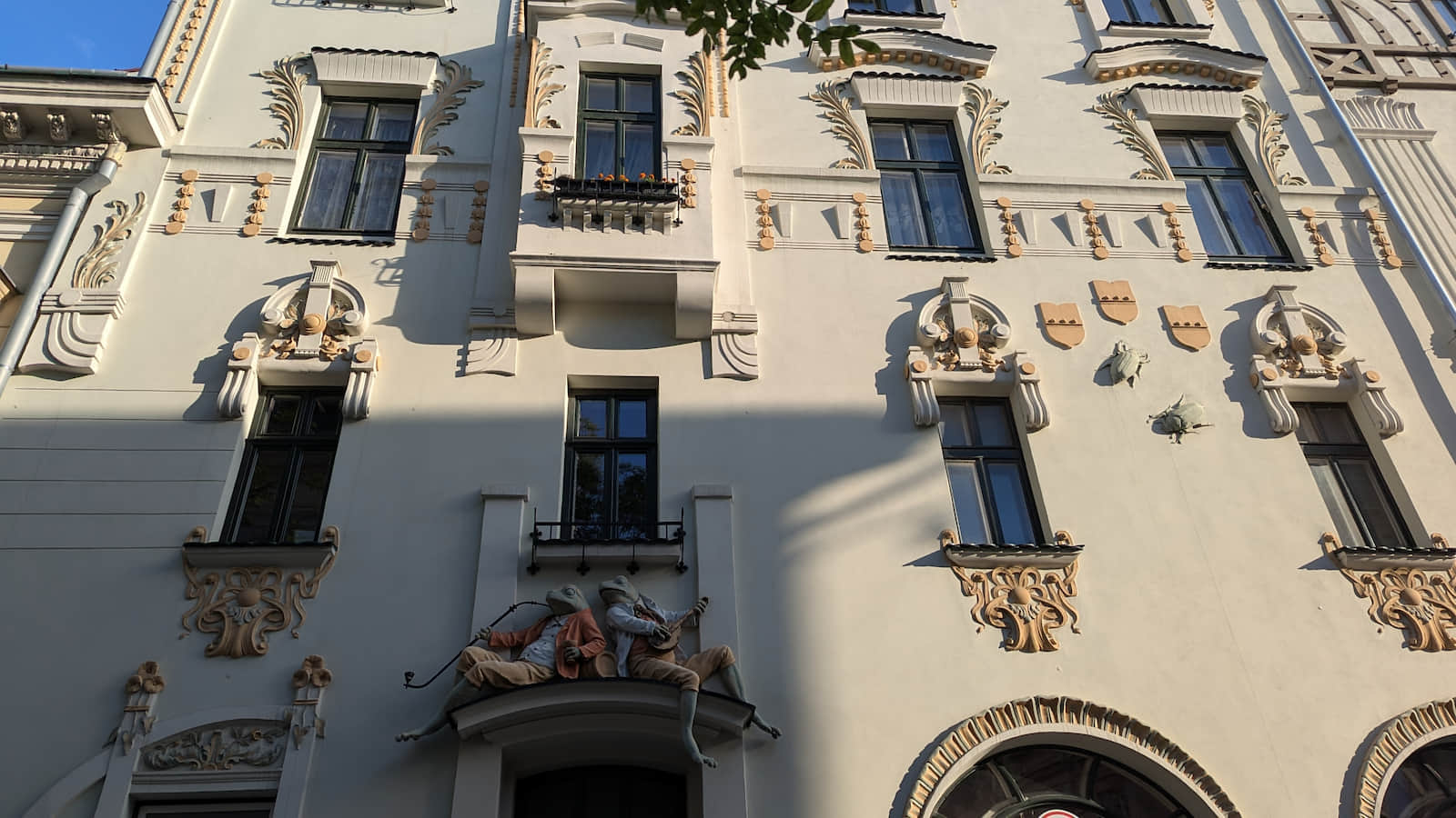 Kamienica „Pod Żabami” na rogu pl. Wojska Polskiego, Bielsko-Biała