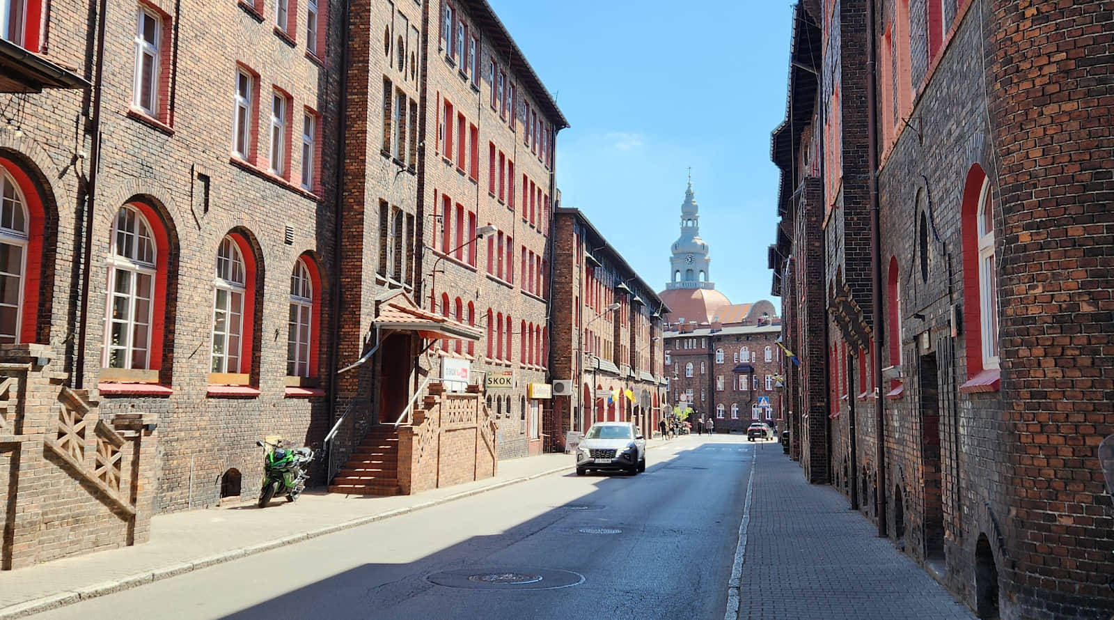 Górująca nad budynkami wieża kościoła św. Anny na Nikiszowcu
