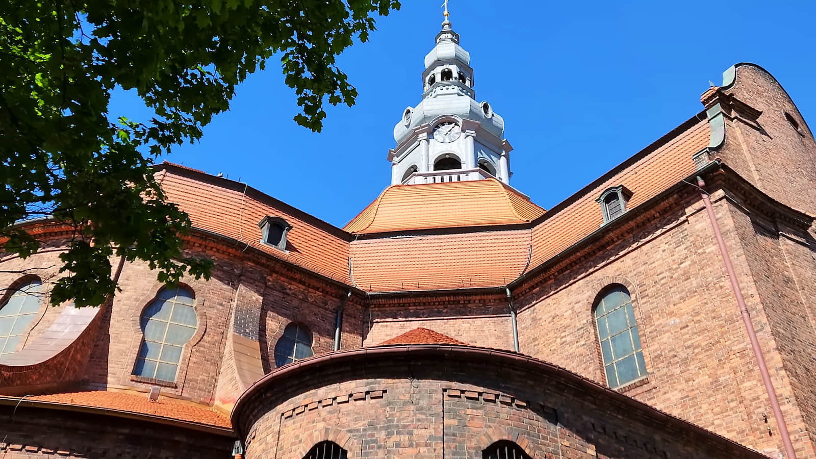 Górująca nad budynkami wieża kościoła św. Anny na Nikiszowcu
