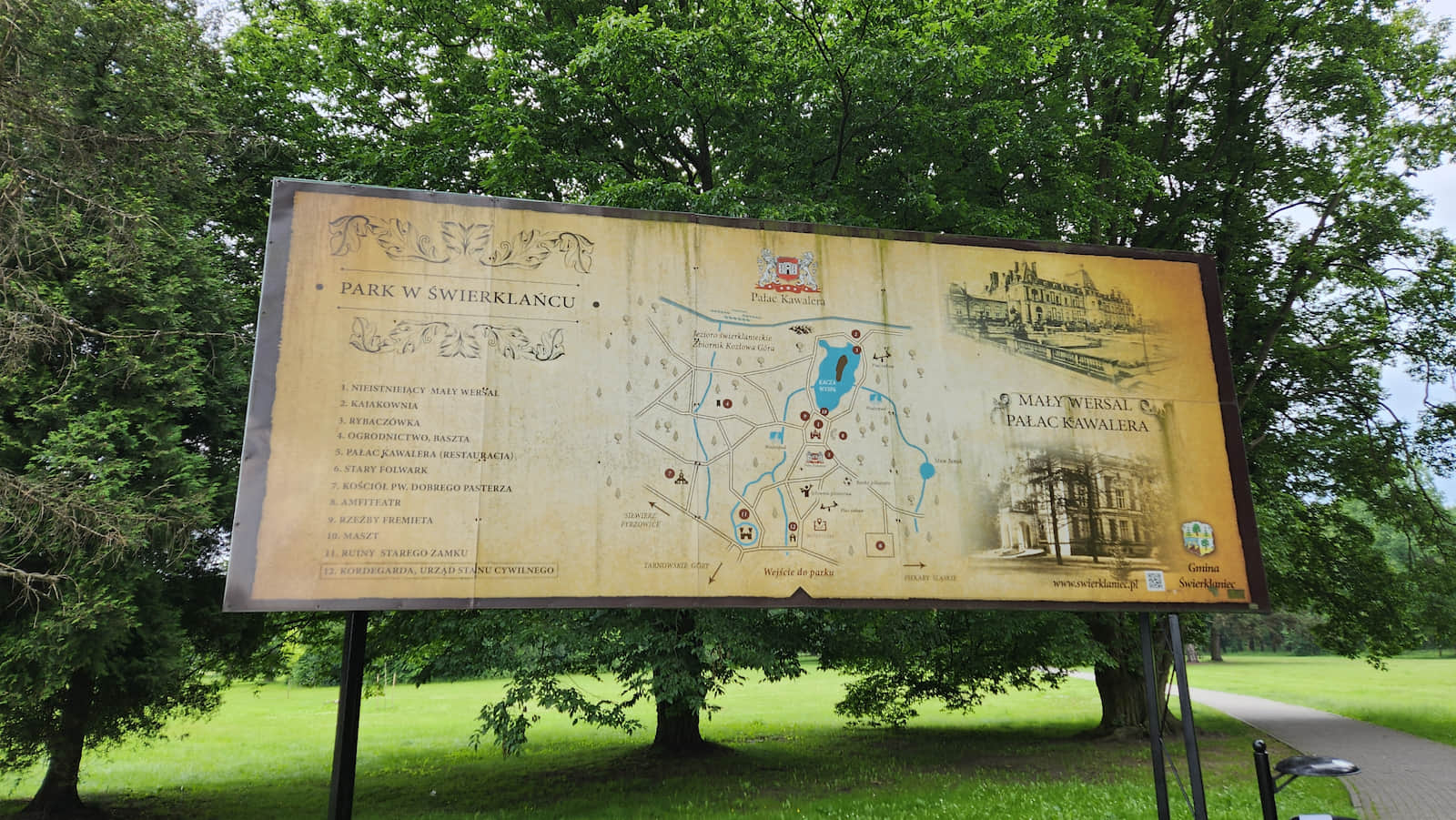Tablica infomacyjna z ilustracją zniszczonego pałacu