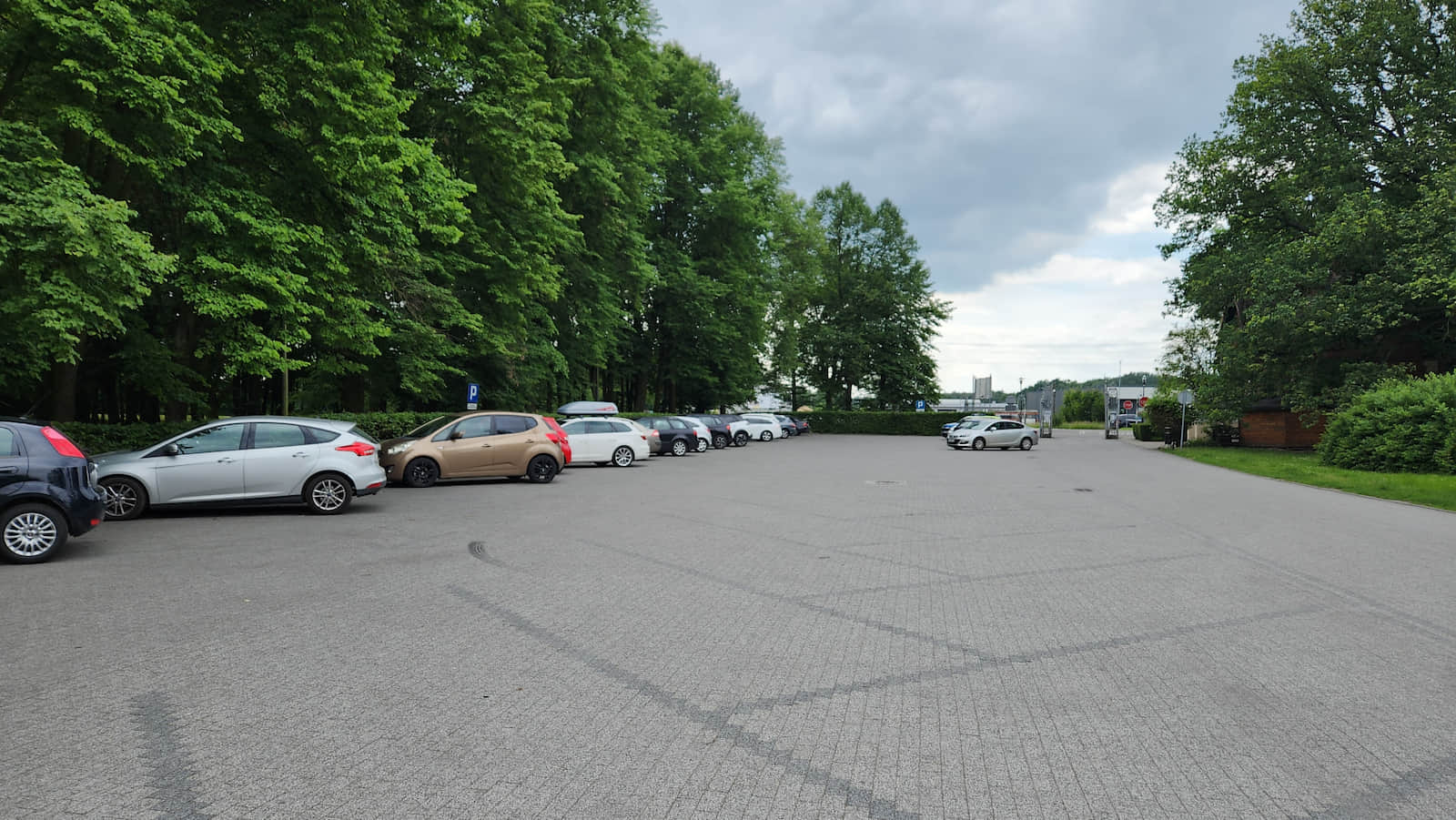 Parking przy wejściu do parku