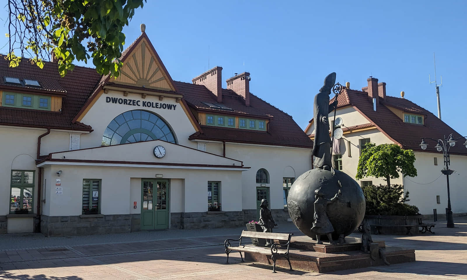 Rabka-Zdrój. Pomnik św. Mikołaja witający gości Miasta Dzieci przy odnowionym dworcu kolejowym
