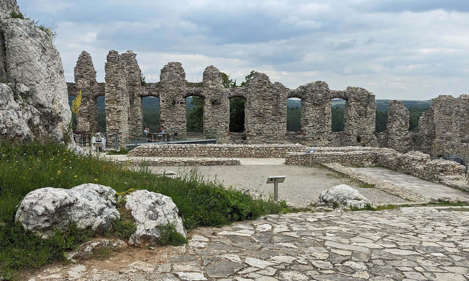 Zamek Rabsztyn - dziedziniec