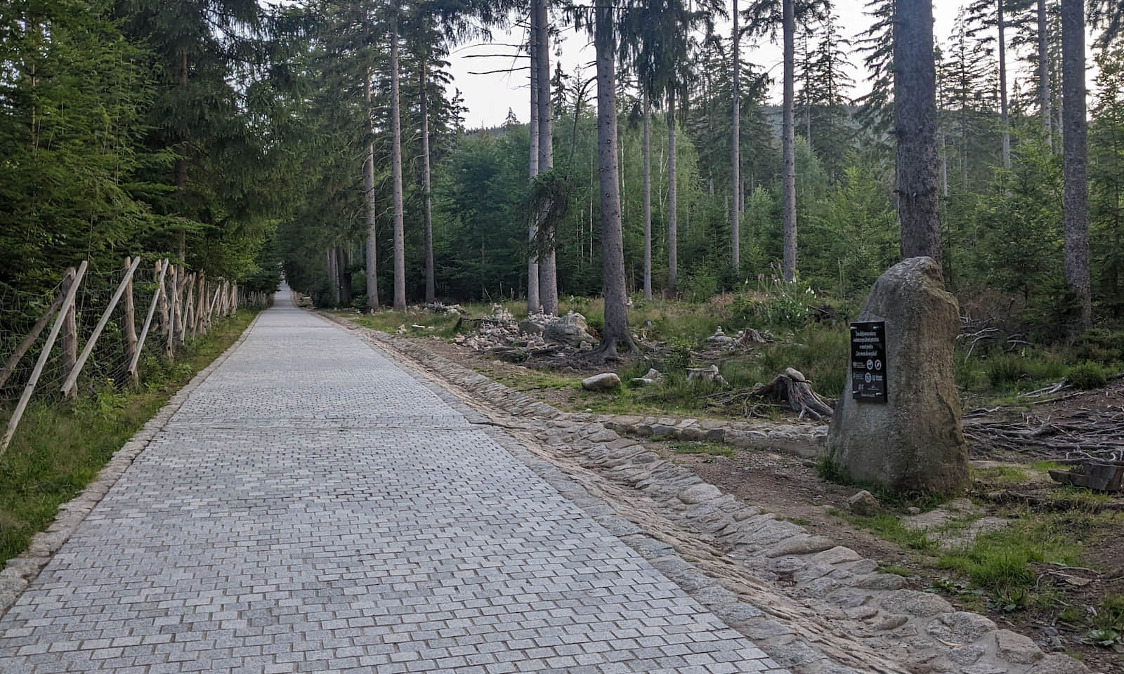 Nowa nawierzchnia na czerwonym szlaku do Wąwozu i Wodospadu Kamieńczyka - lato 2026 r.