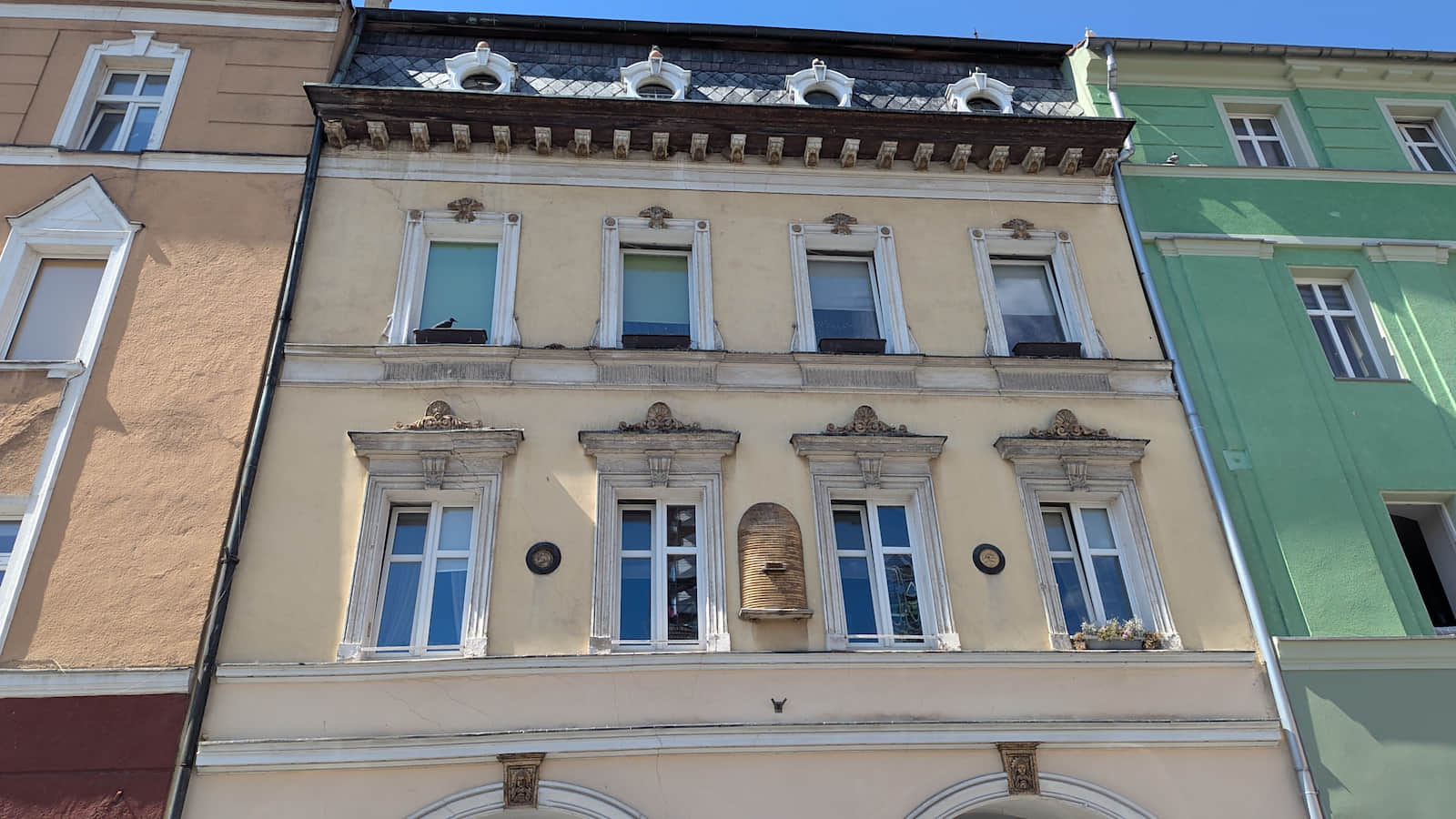 Kamienica nr 8 z wizerunkiem ula na fasadzie