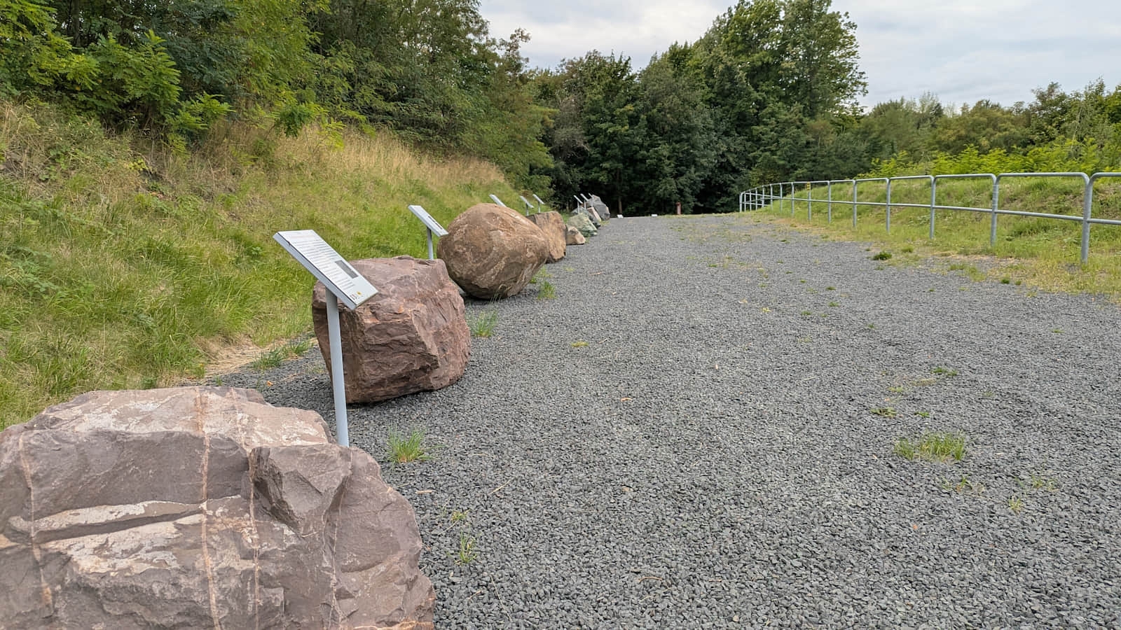 Lapidarium przy kamieniołomie Wilcza Góra i ujęcie na usypaną ścieżkę