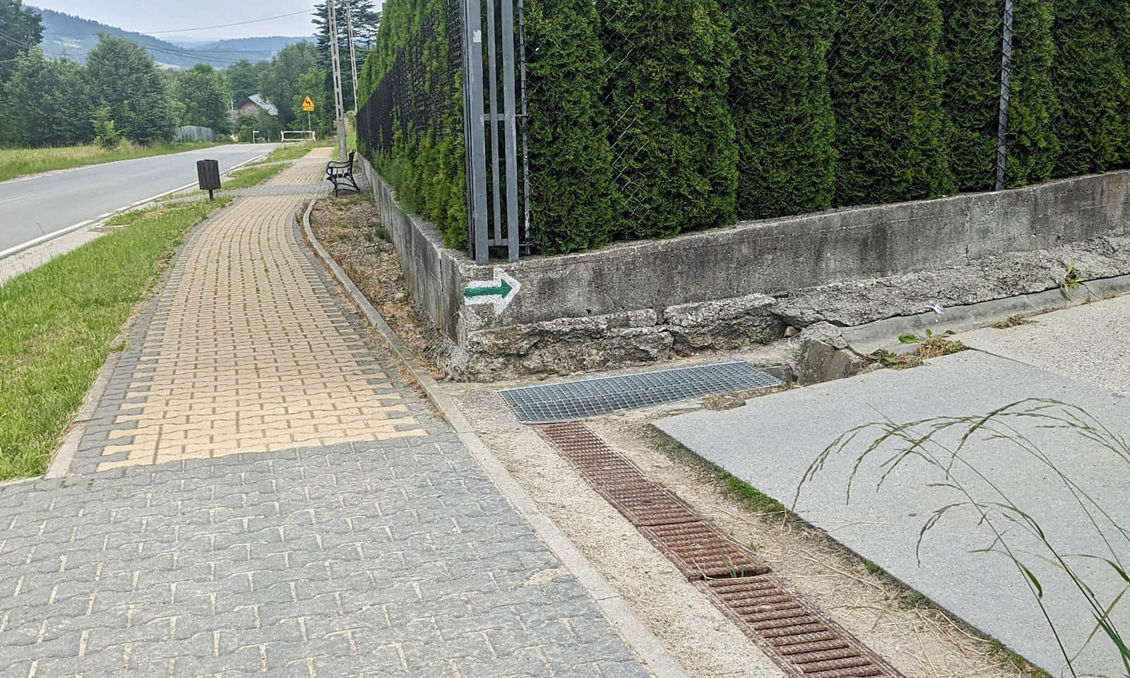 Zielony szlak z Poręby na Kamiennik - tu skręcamy z głównej drogi