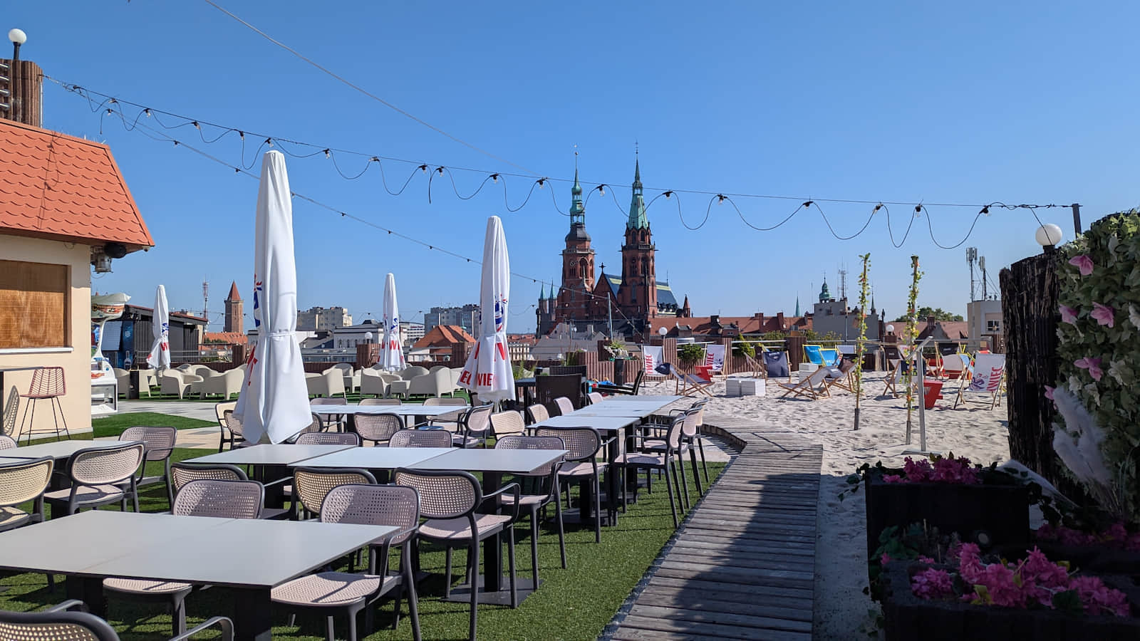 Plaża na dachu SkyLight w Legnicy